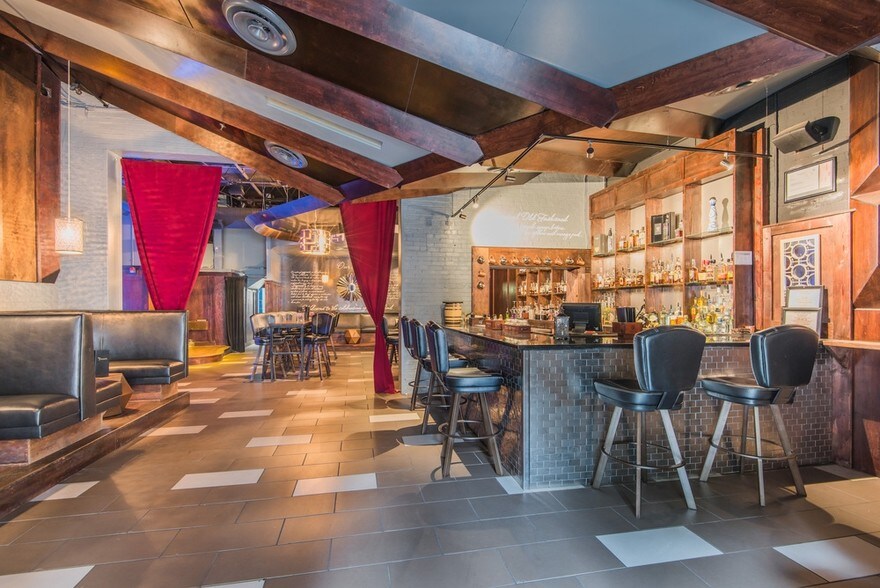 More Photos Of 300-314 N College St, Charlotte General Retail For Lease