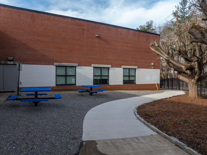 More Photos Of 128 Bingham Rd, Asheville Light Manufacturing For Lease