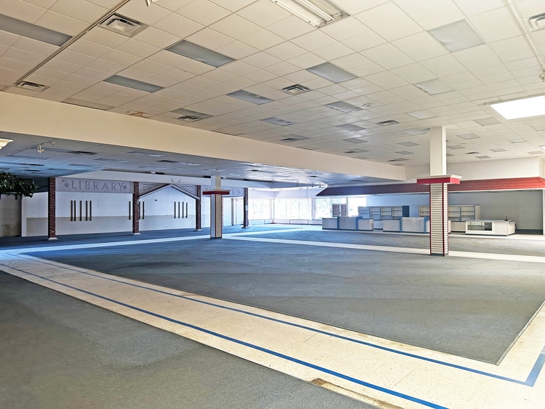 More Photos Of 1025 E Orangethorpe Ave, Anaheim Showroom For Sale