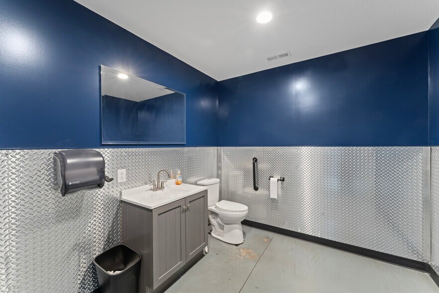 More Photos Of 814 SE Sunnyside School Rd, Blue Springs Warehouse For Sale