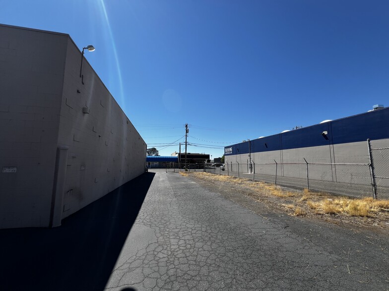 More Photos Of 860 Commerce St, Redding Warehouse For Lease