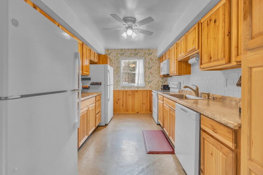 More Photos Of 106 Carr St, Nicholson Assisted Living For Sale