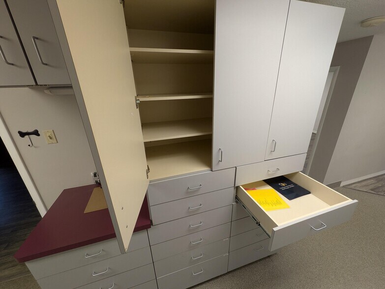 More Photos Of 2527 W Dublin Granville Rd, Columbus Veterinarian Kennel For Sale