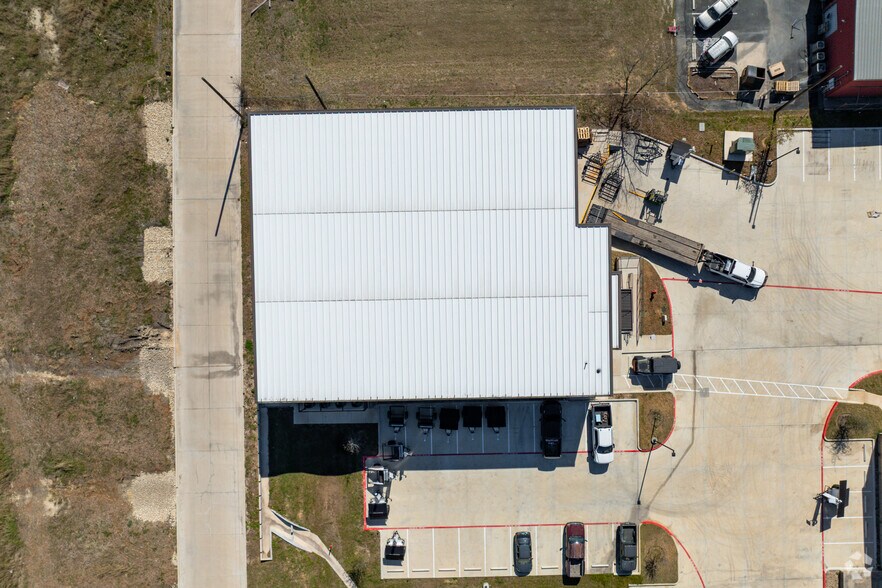 More Photos Of 2609 S Interstate 35, San Marcos Warehouse For Lease