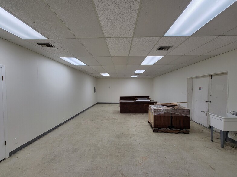 More Photos Of 11549 Old Perrin Beitel Rd, San Antonio Light Manufacturing For Lease