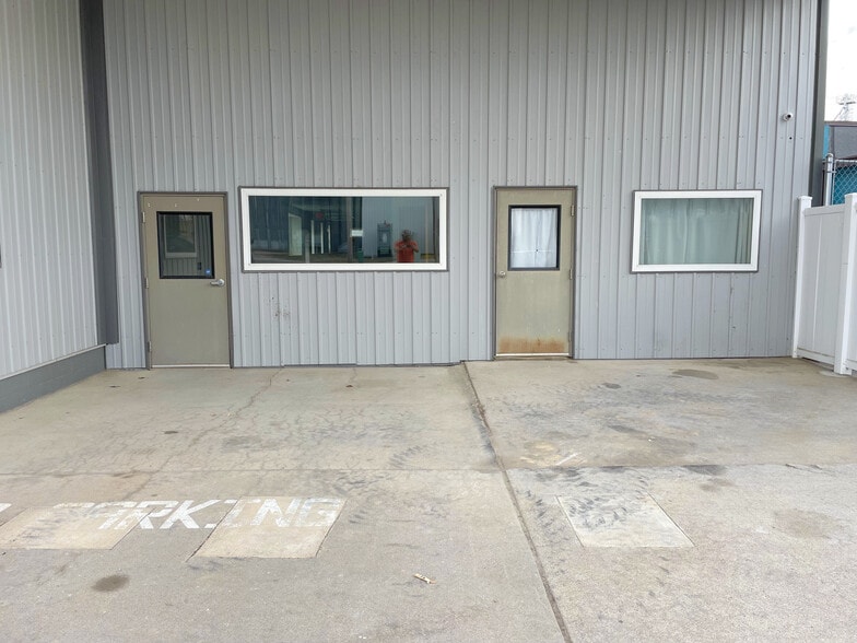 More Photos Of 1620 State St, Blair Freestanding For Lease
