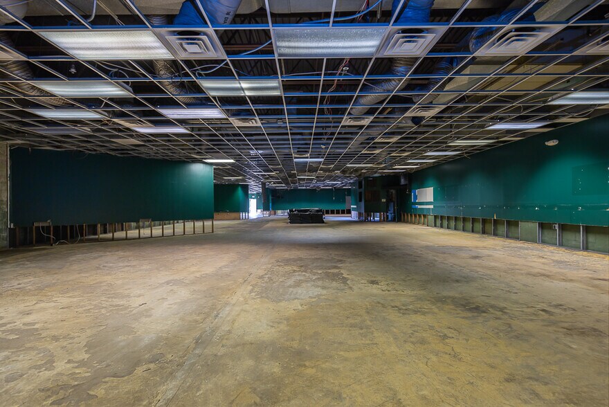 More Photos Of 12 E Dexter Plz, Pearl River Warehouse For Lease