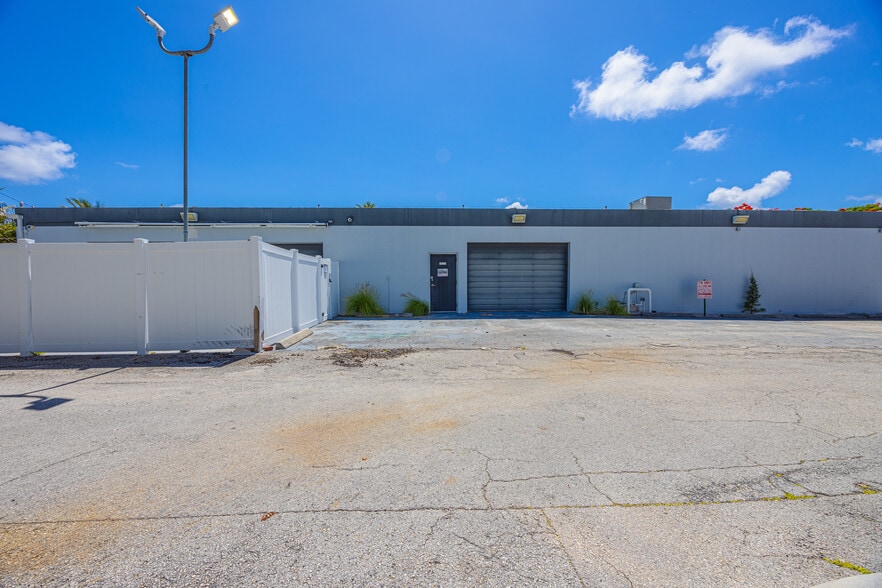 More Photos Of 705 Bond Way, Delray Beach Showroom For Sale