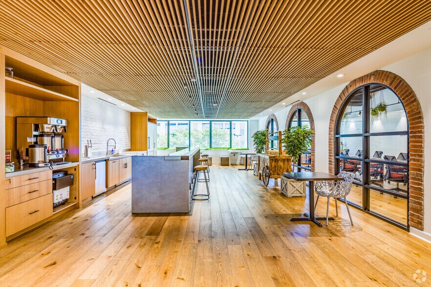 More Photos Of 600 Cleveland St, Clearwater Office For Lease