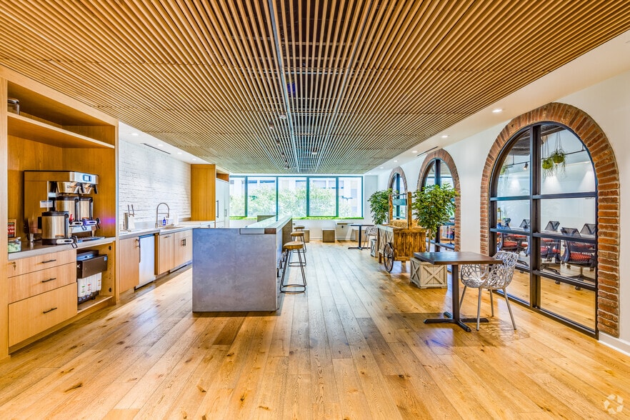 More Photos Of 600 Cleveland St, Clearwater Office For Lease