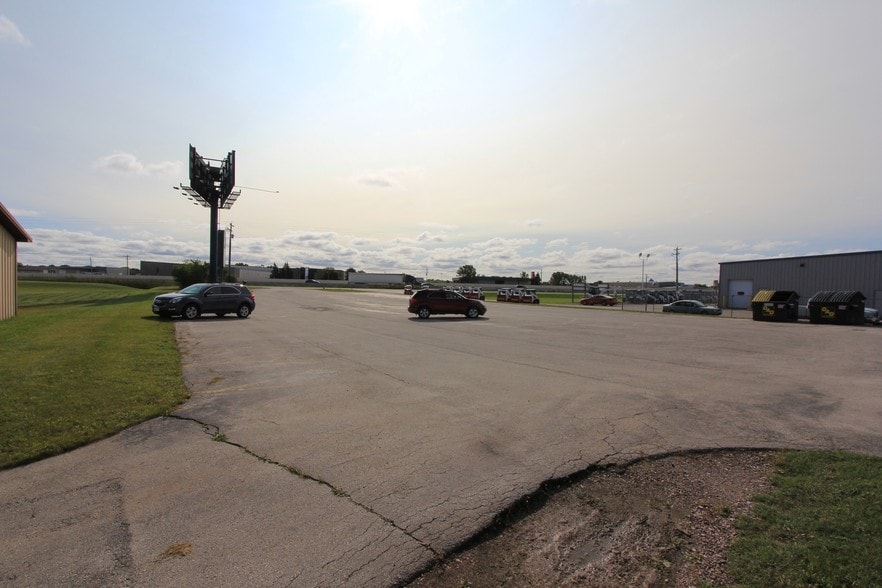 More Photos Of 1358 Mid Valley Dr, De Pere Freestanding For Lease