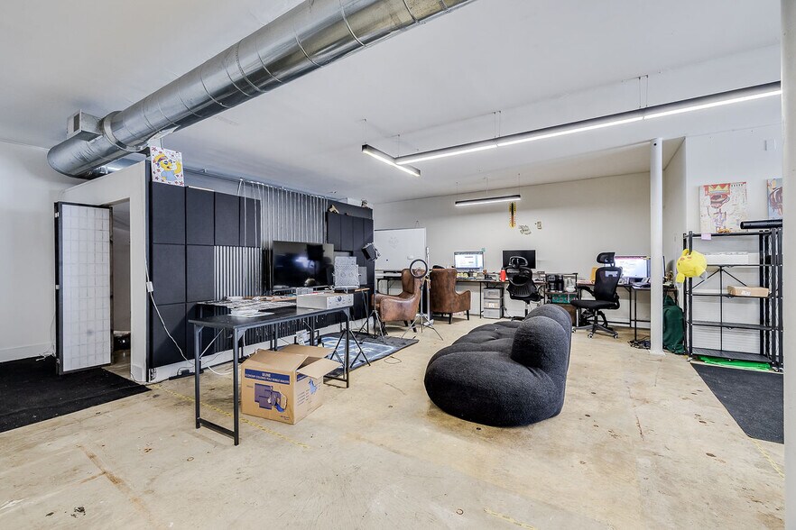 More Photos Of 302 W Victory Dr, Savannah Freestanding For Sale