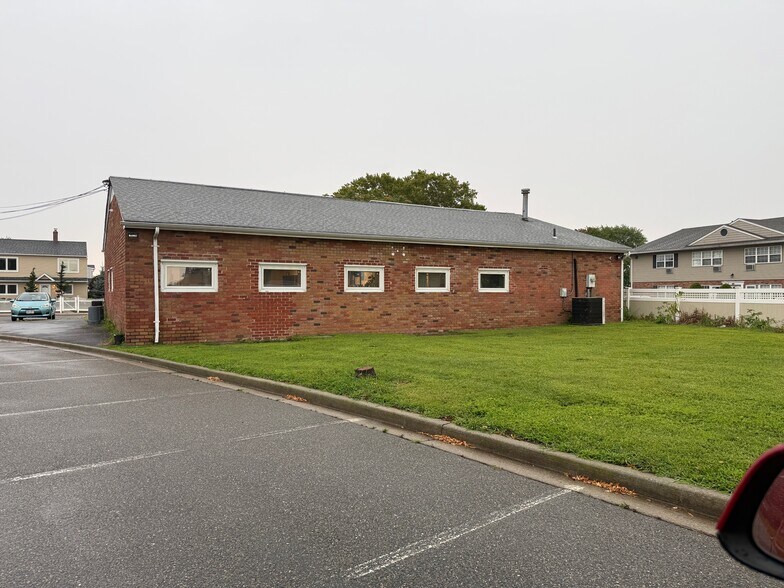 More Photos Of 70 Acorn Ln, Levittown Office For Sale