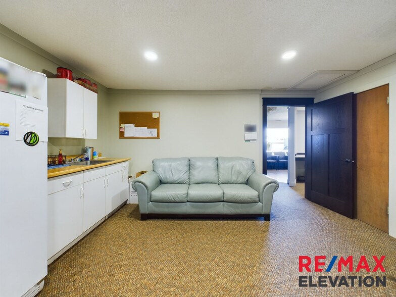 More Photos Of 915 W Fetterman St, Buffalo Office For Sale