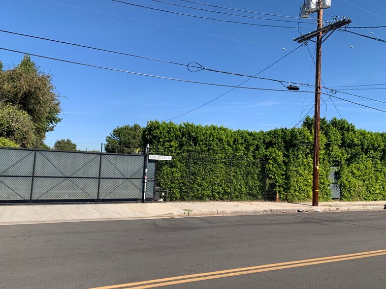 More Photos Of 13915-13917 Saticoy St, Van Nuys Warehouse For Lease