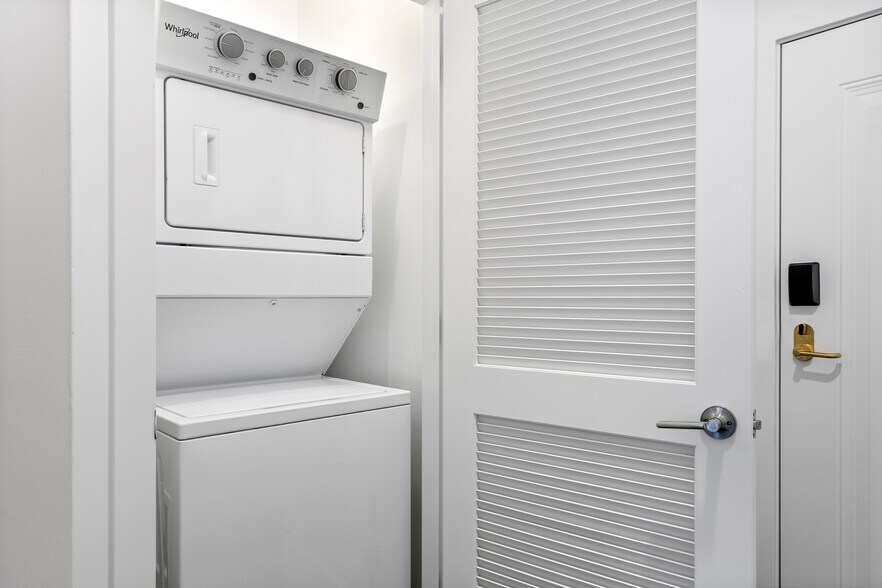 More Photos Of 1135 W Winona St, Chicago Apartments For Lease