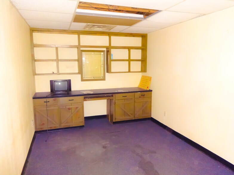 More Photos Of 801 W Broadway St, Big Sandy Light Distribution For Sale