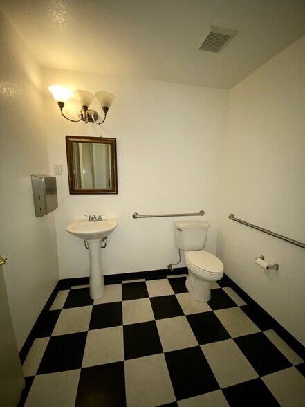 More Photos Of 8807 Thornton Rd, Stockton Storefront Retail Office For Lease