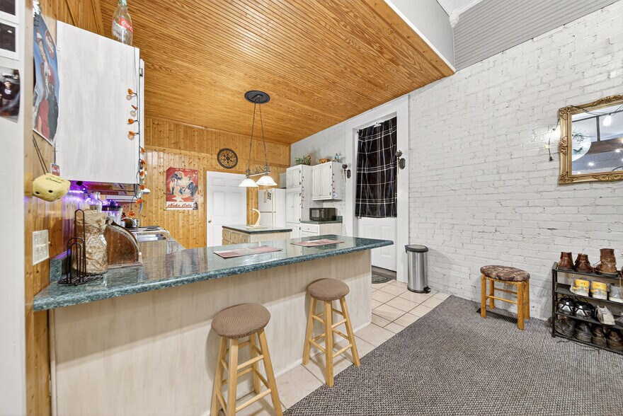 More Photos Of 109 7th Ave E, Springfield Flex For Sale