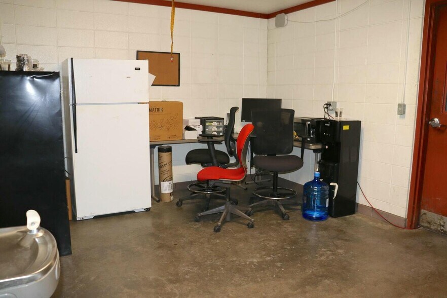 More Photos Of 1301 Industrial Park Rd, Mountain Grove Warehouse For Lease