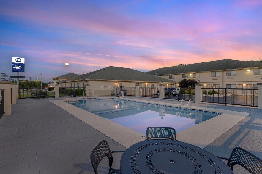 More Photos Of 120 W 18th St, Grove Hotel For Sale