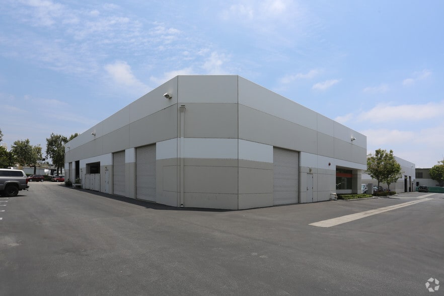 More Photos Of 492-496 W Meats Ave, Orange Warehouse For Lease