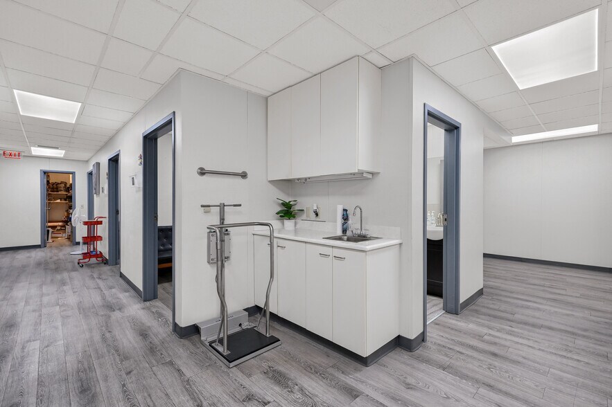 More Photos Of 425 N Highland Ave, Sherman Medical For Sale