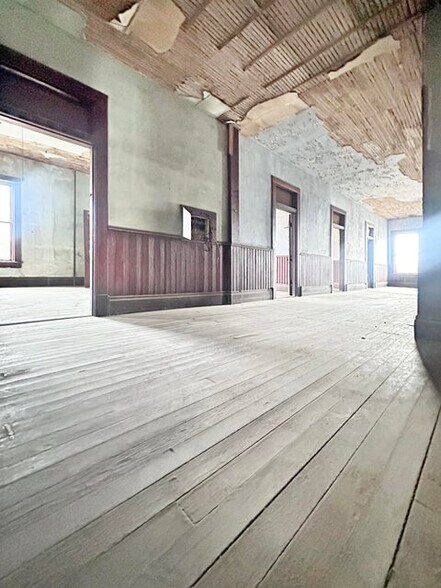 More Photos Of 200 S 3rd St, Leesville Hospitality For Sale