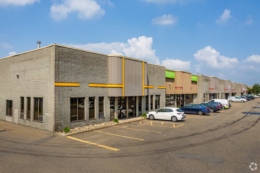 Primary Photo Of 3370-3418 Boul Industriel, Laval Light Distribution For Lease