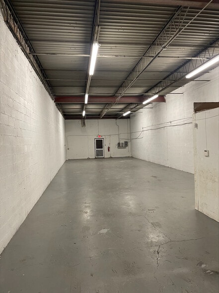 More Photos Of 467 Circle 85 St, College Park Warehouse For Lease