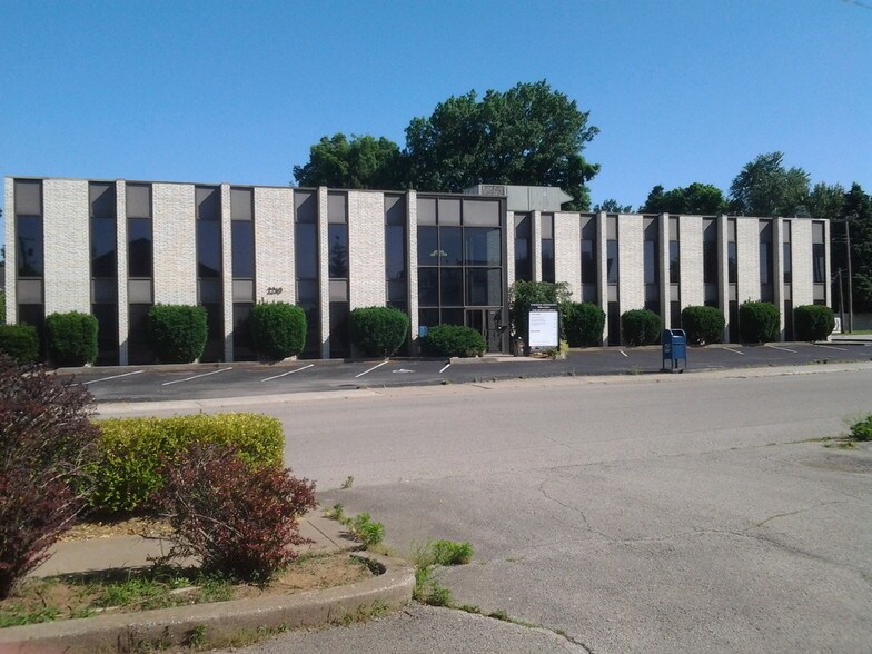 More Photos Of 2210 Meadow Dr, Louisville Office For Sale