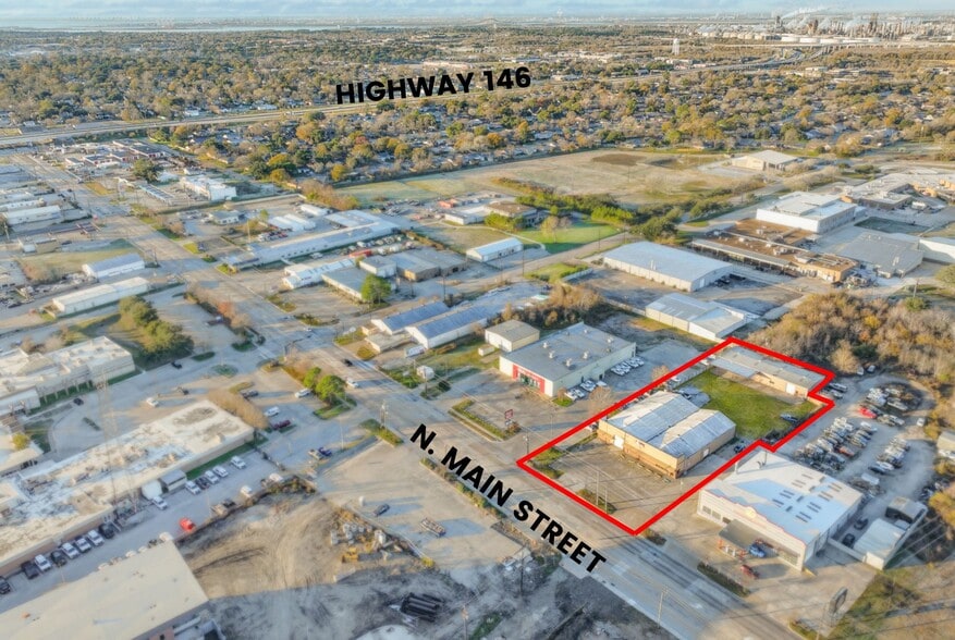 More Photos Of 3215 N Main St, Baytown Light Distribution For Sale