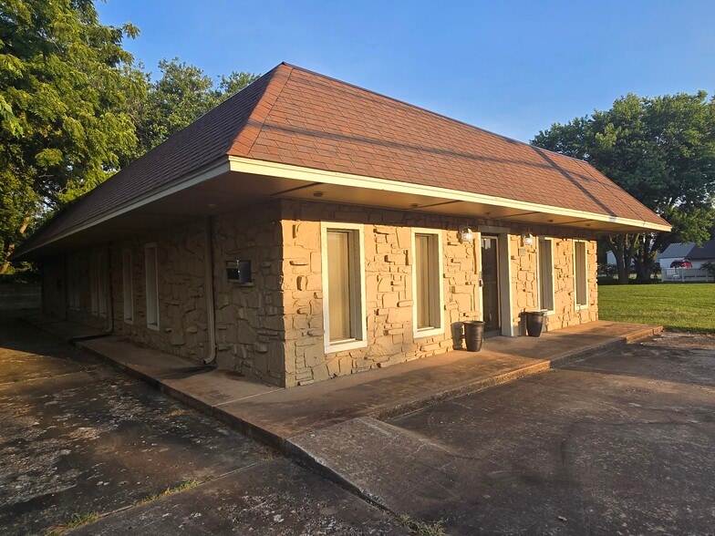 Primary Photo Of 214 Elm Pl, Broken Arrow Office For Sale