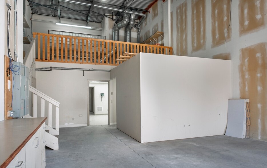 More Photos Of 5700 1st St SW, Calgary Warehouse For Lease