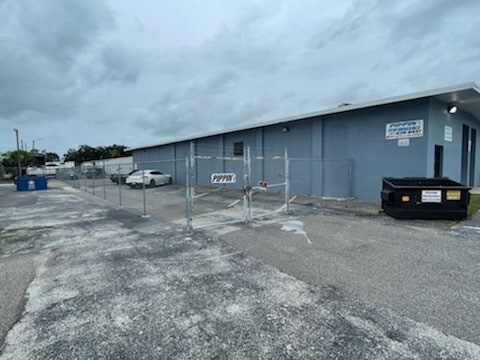 More Photos Of 2850-2852 47th Ave N, Saint Petersburg Warehouse For Sale