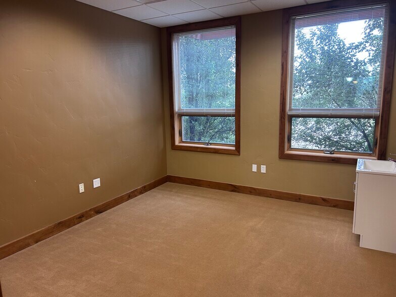 More Photos Of 1404 Hawk Pky, Montrose Medical For Lease