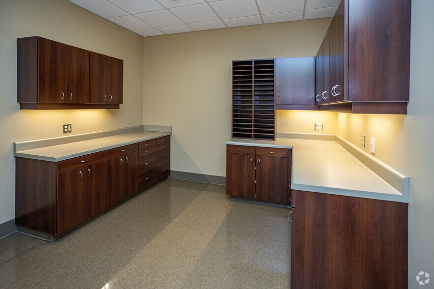 More Photos Of 201 Resting Tree Dr, Bristol Office For Lease