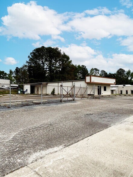 More Photos Of 706 McKnight Industrial Blvd, Augusta Light Manufacturing For Sale