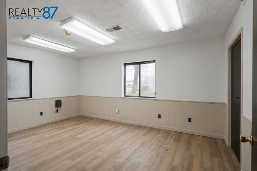 More Photos Of 1620 W Post Rd SW, Cedar Rapids Warehouse For Sale