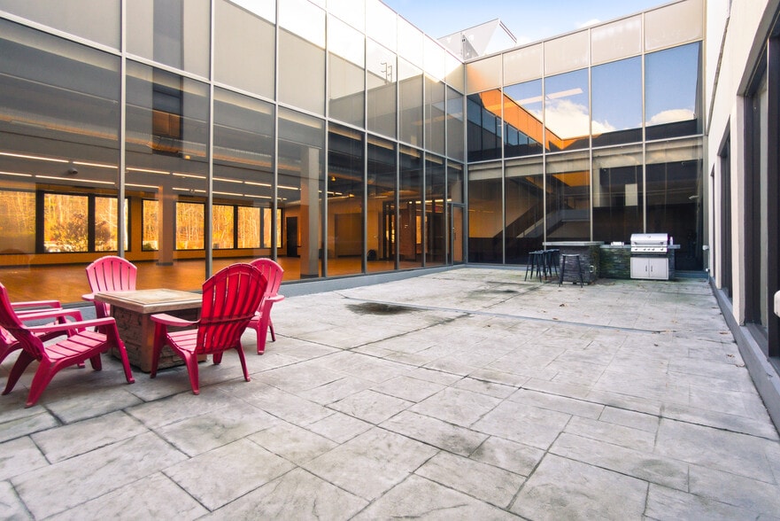 More Photos Of 400 Captain Neville Dr, Waterbury Warehouse For Lease