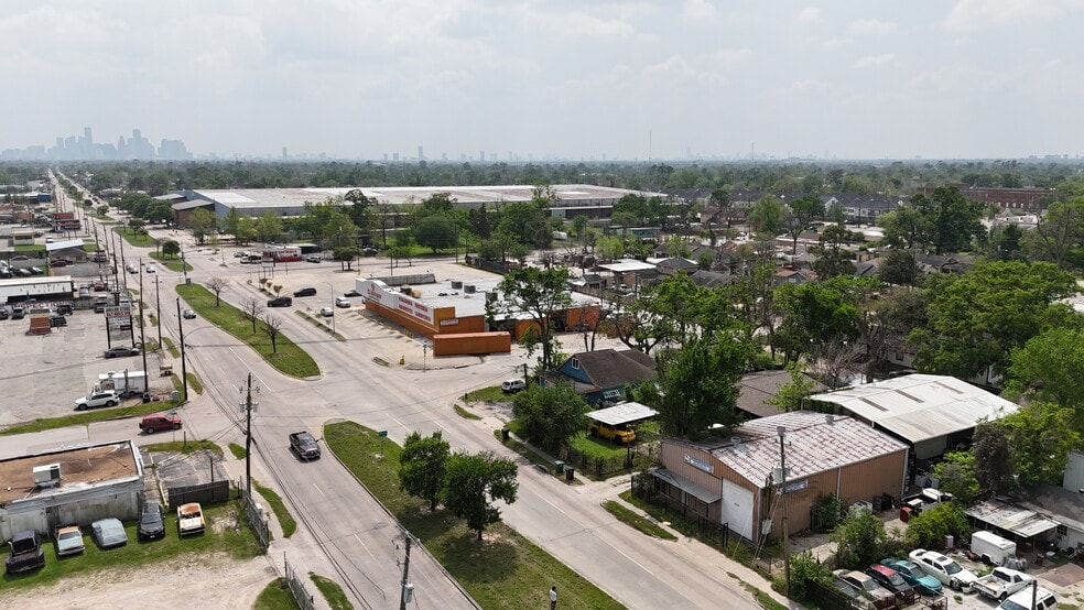 More Photos Of 8709 Irvington Blvd, Houston Warehouse For Sale