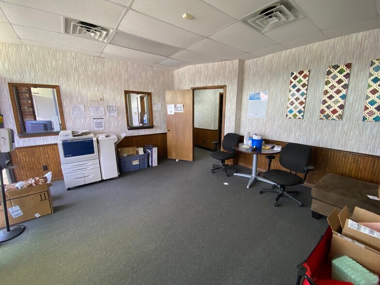 More Photos Of 321 E Spring St, Palestine Unknown For Lease