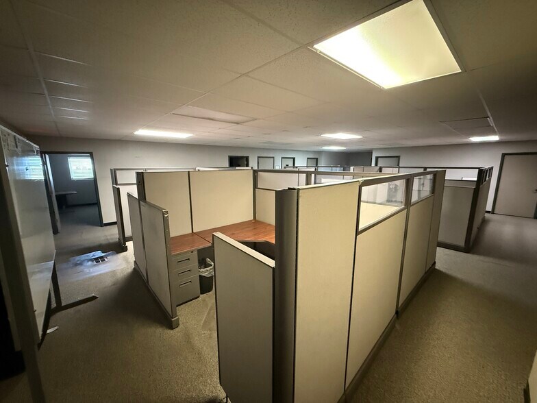 More Photos Of 1001 Berryville St, El Paso Warehouse For Sale