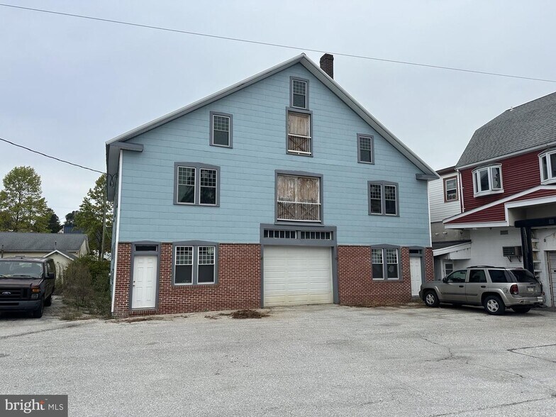 More Photos Of 9 Republic Aly, New Freedom Light Manufacturing For Sale