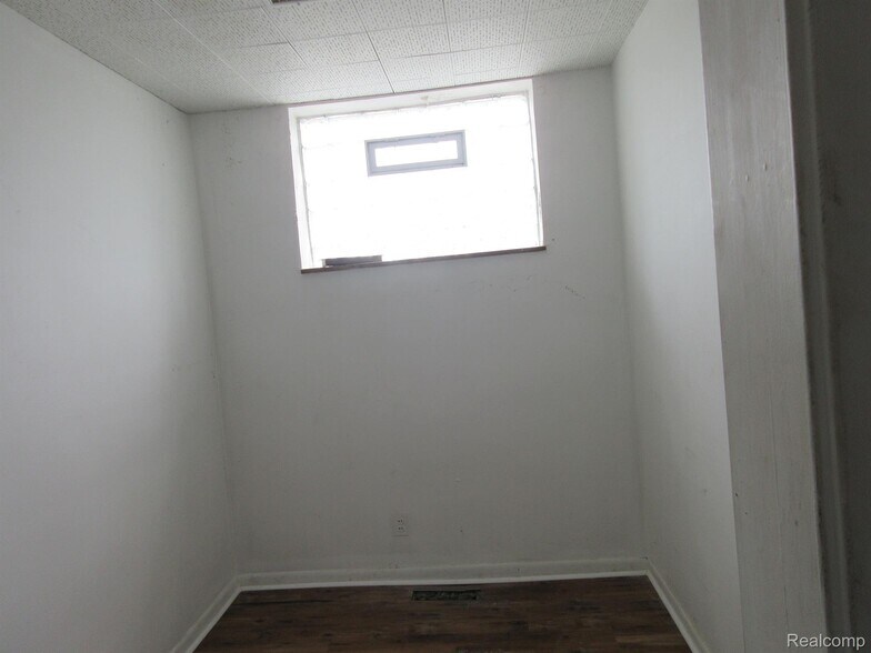 More Photos Of 19150 Kelly Rd, Detroit Office For Sale