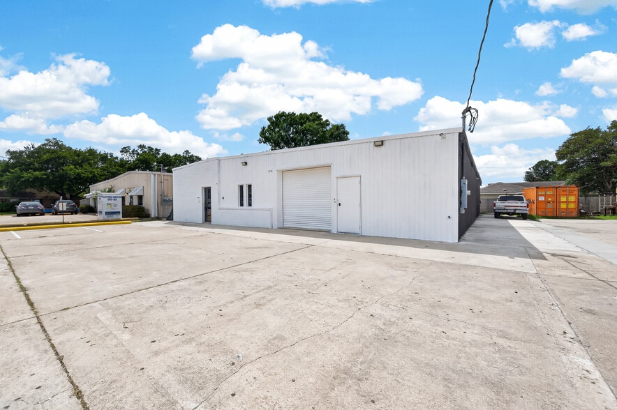 More Photos Of 11419 Hall Rd, Houston Freestanding For Sale