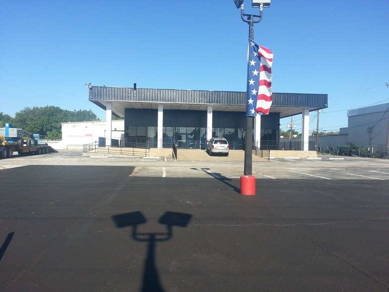 More Photos Of 612 N Collins St, Arlington Auto Dealership For Lease