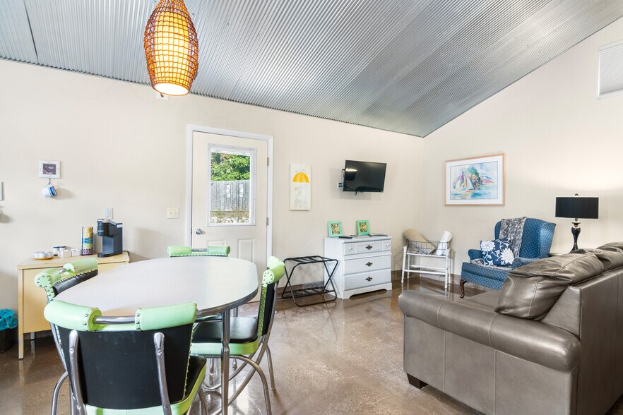 More Photos Of 4871 U.S. 31, Eastport Hotel For Sale