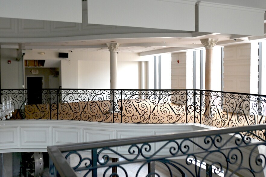 More Photos Of 400 S Main St, Royal Oak Storefront Retail Office For Sale