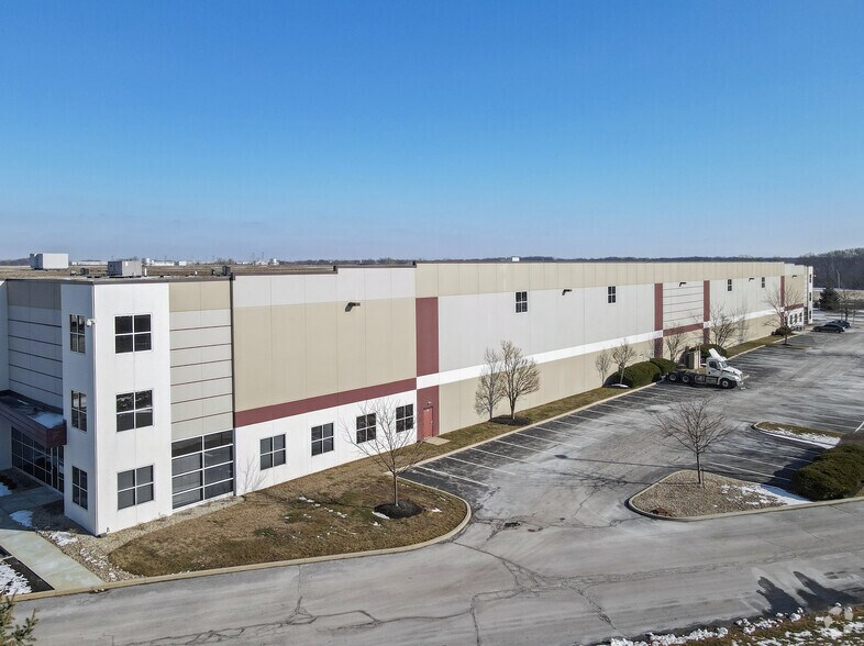 More Photos Of 1551-1631 Opus Dr, Plainfield Warehouse For Lease